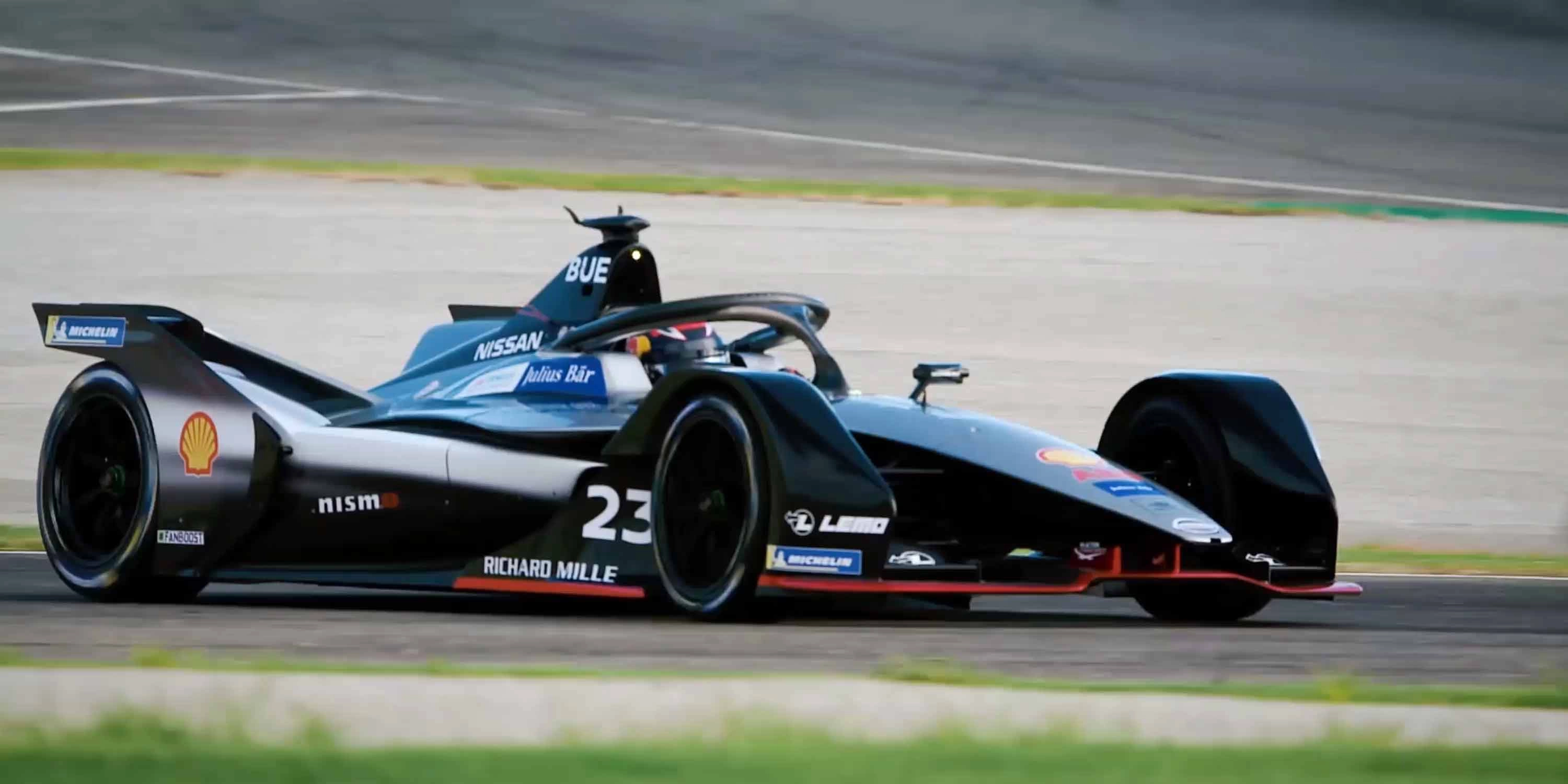 Carro de corrida marca Nissan, modelo Formula E, competindo em uma pista. O veículo destaca-se pela velocidade e design inovador.